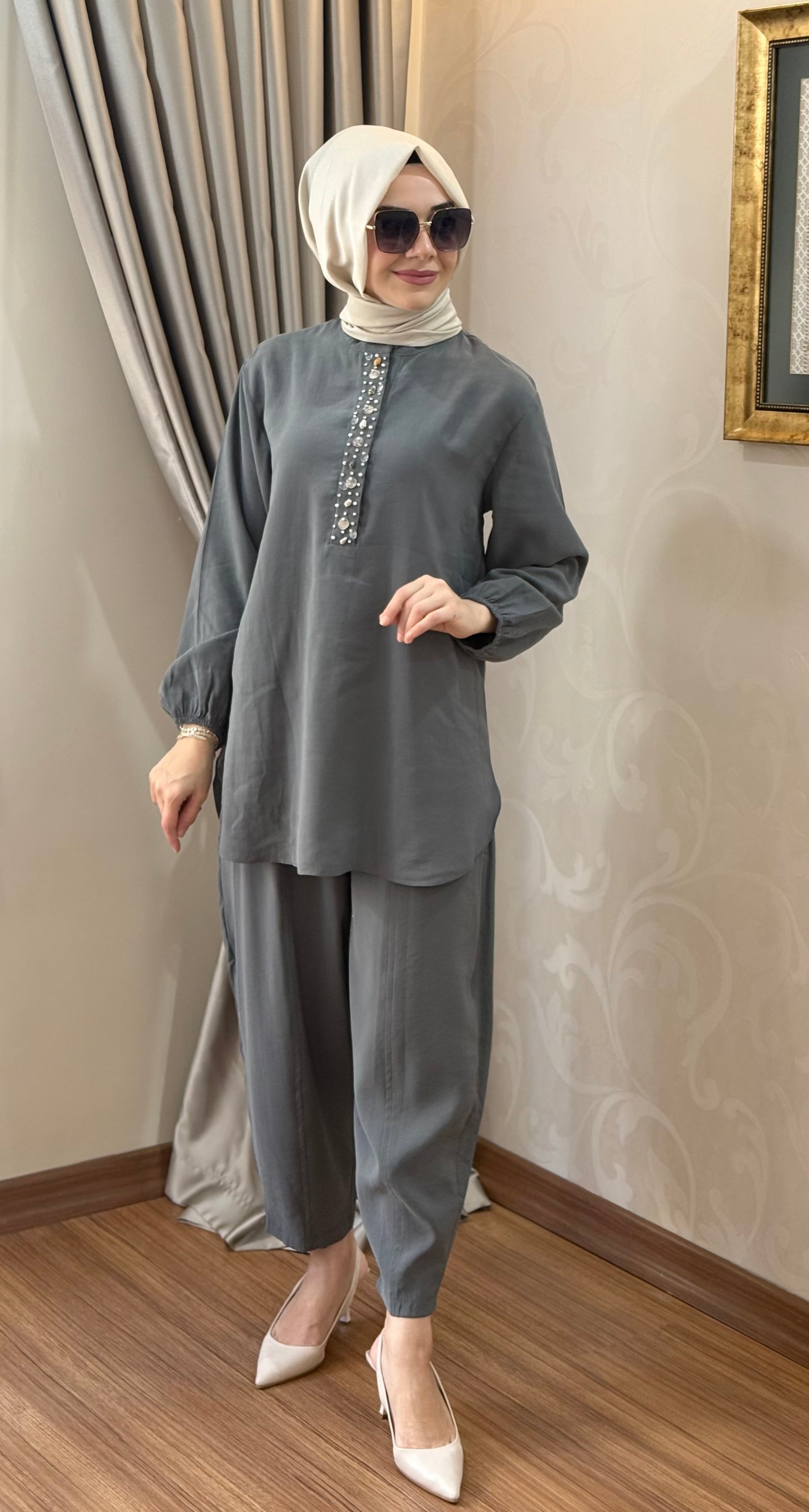 Tuniği taş detaylı pantolonlu takım