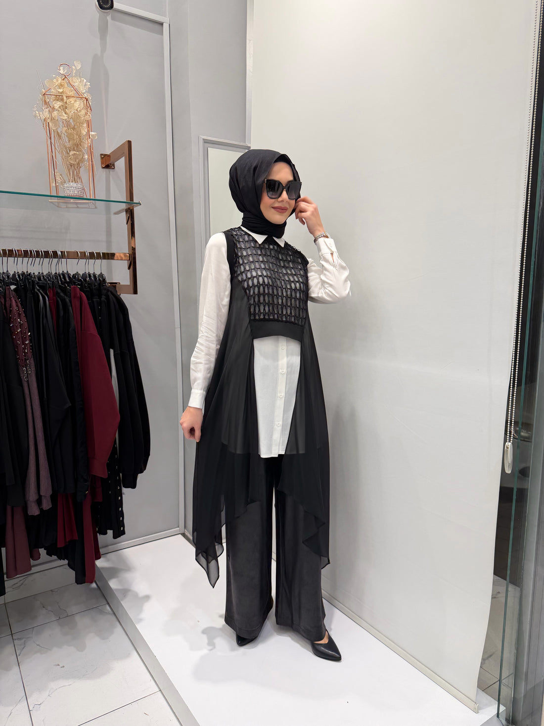 Nurcan Çetin Siyah Gömlekli Takım