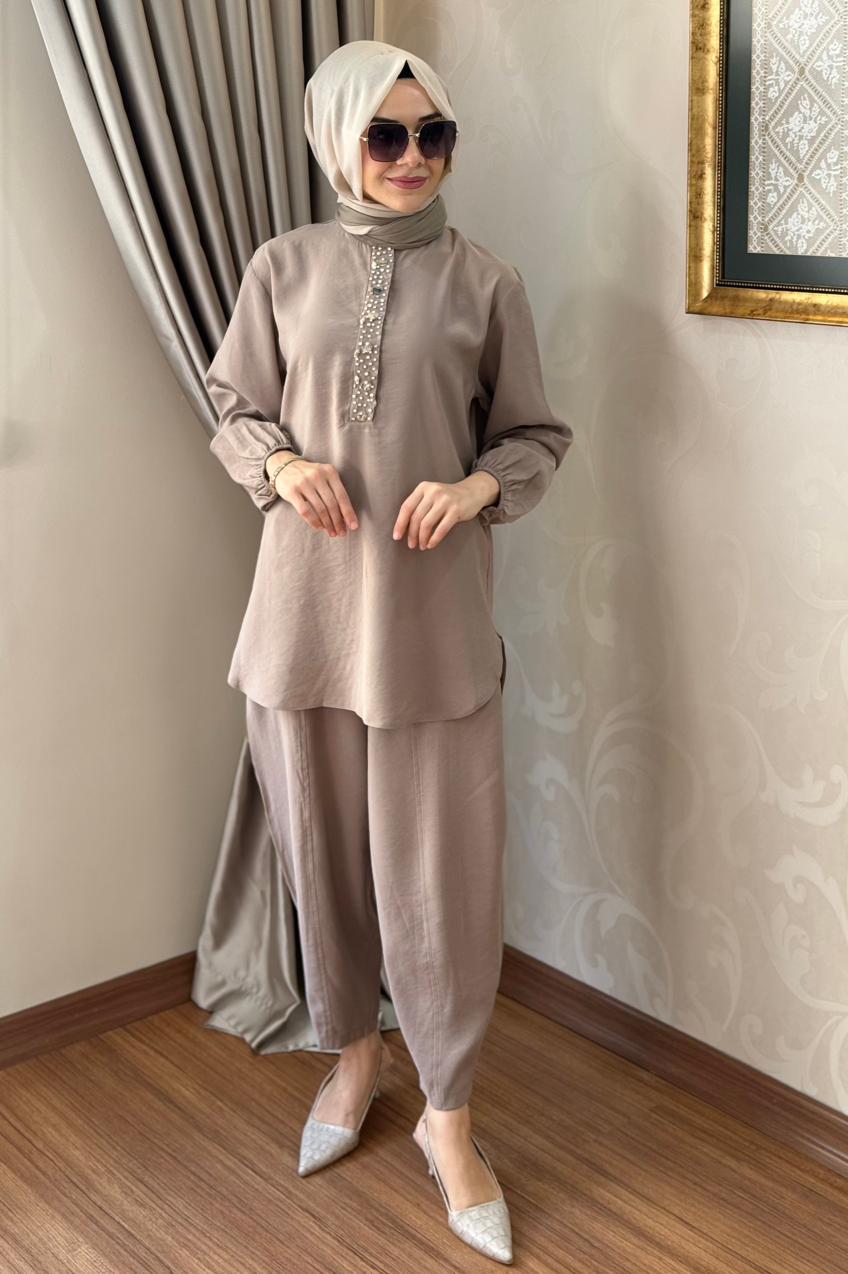 Tuniği taş detaylı pantolonlu takım