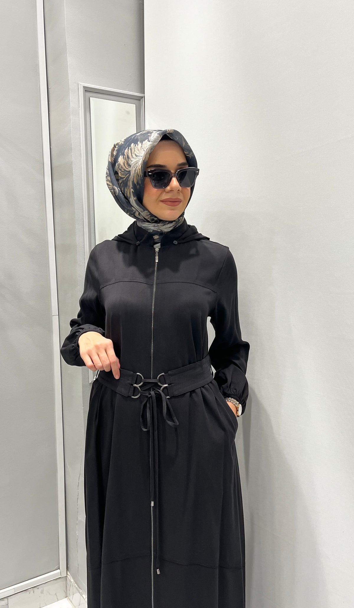 Nurcan Çetin Çıkarılabilir Kapşonlu Toka Kemerli Tam Boy Fermuarlı Ferace