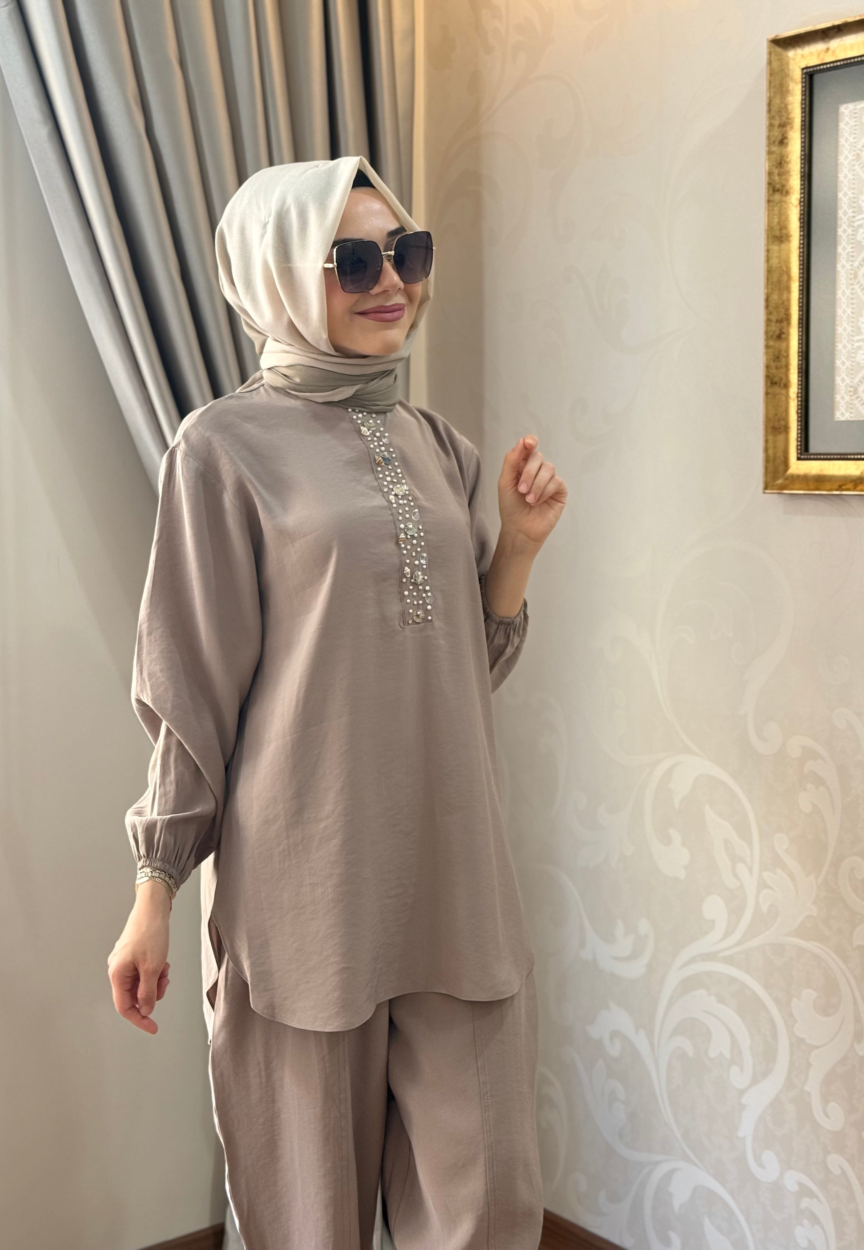 Tuniği taş detaylı pantolonlu takım