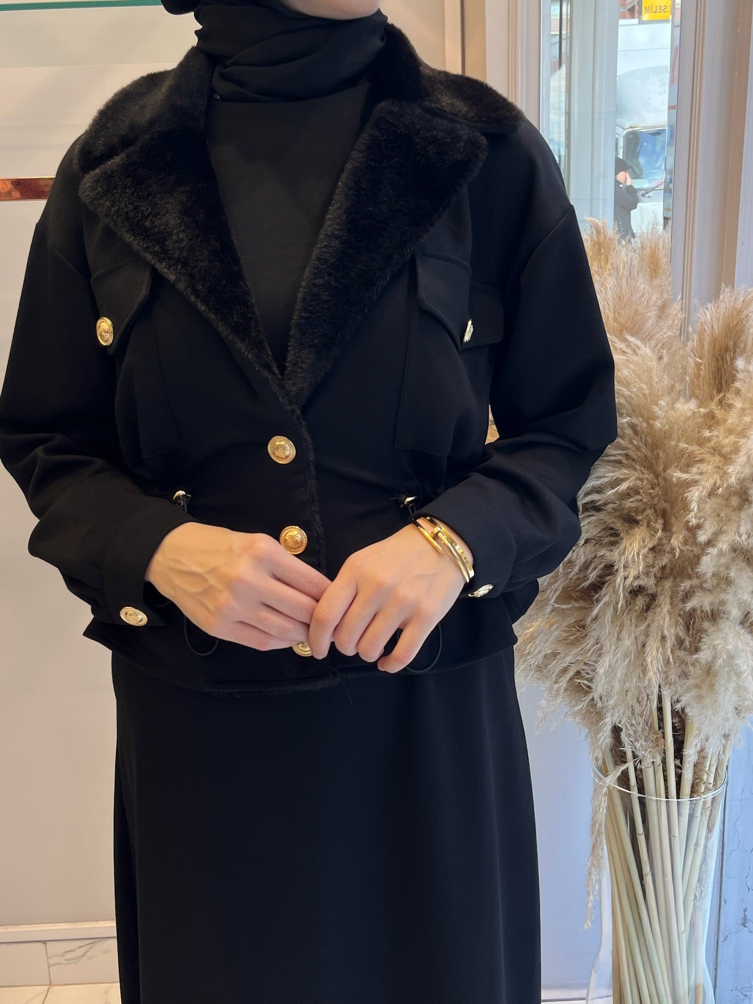 Kürk Yaka Detaylı Takım