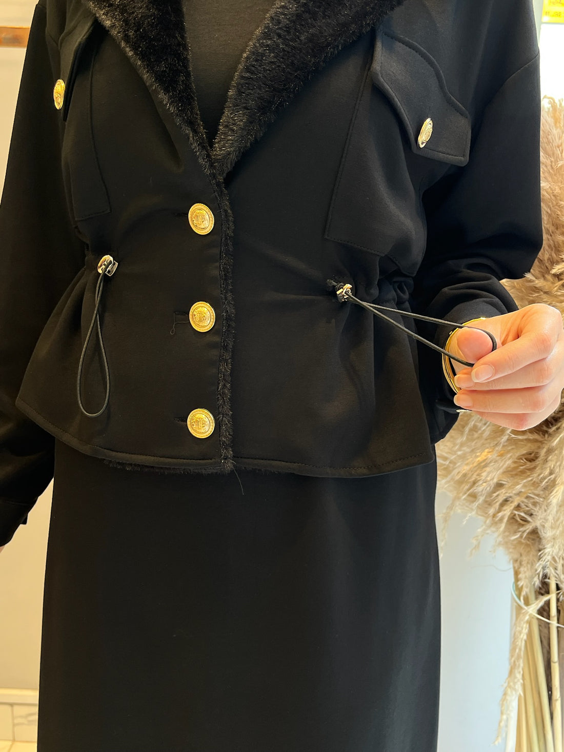 Kürk Yaka Detaylı Takım