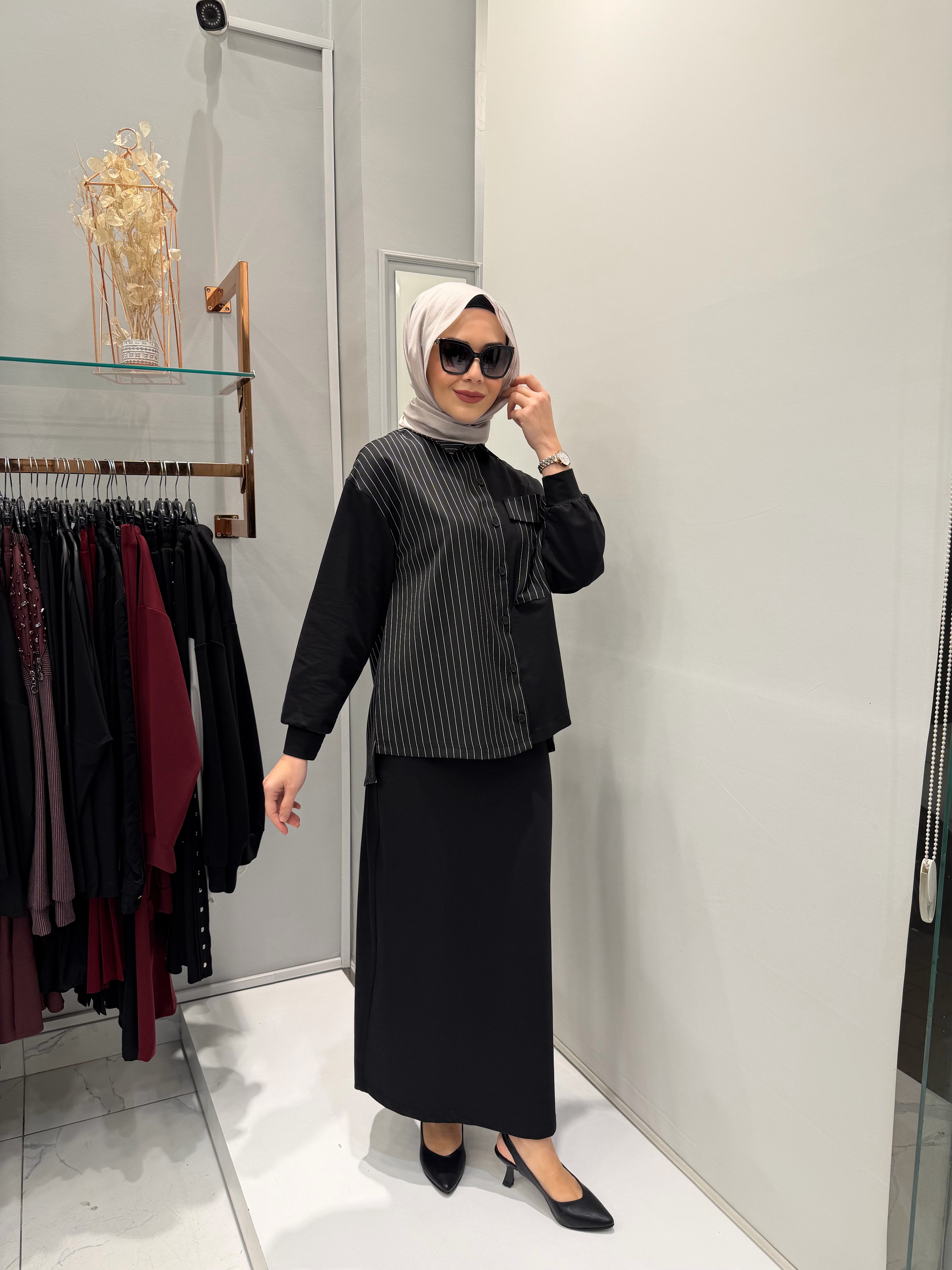 Nurcan Çetin Çizgili Detaylı Siyah Takım