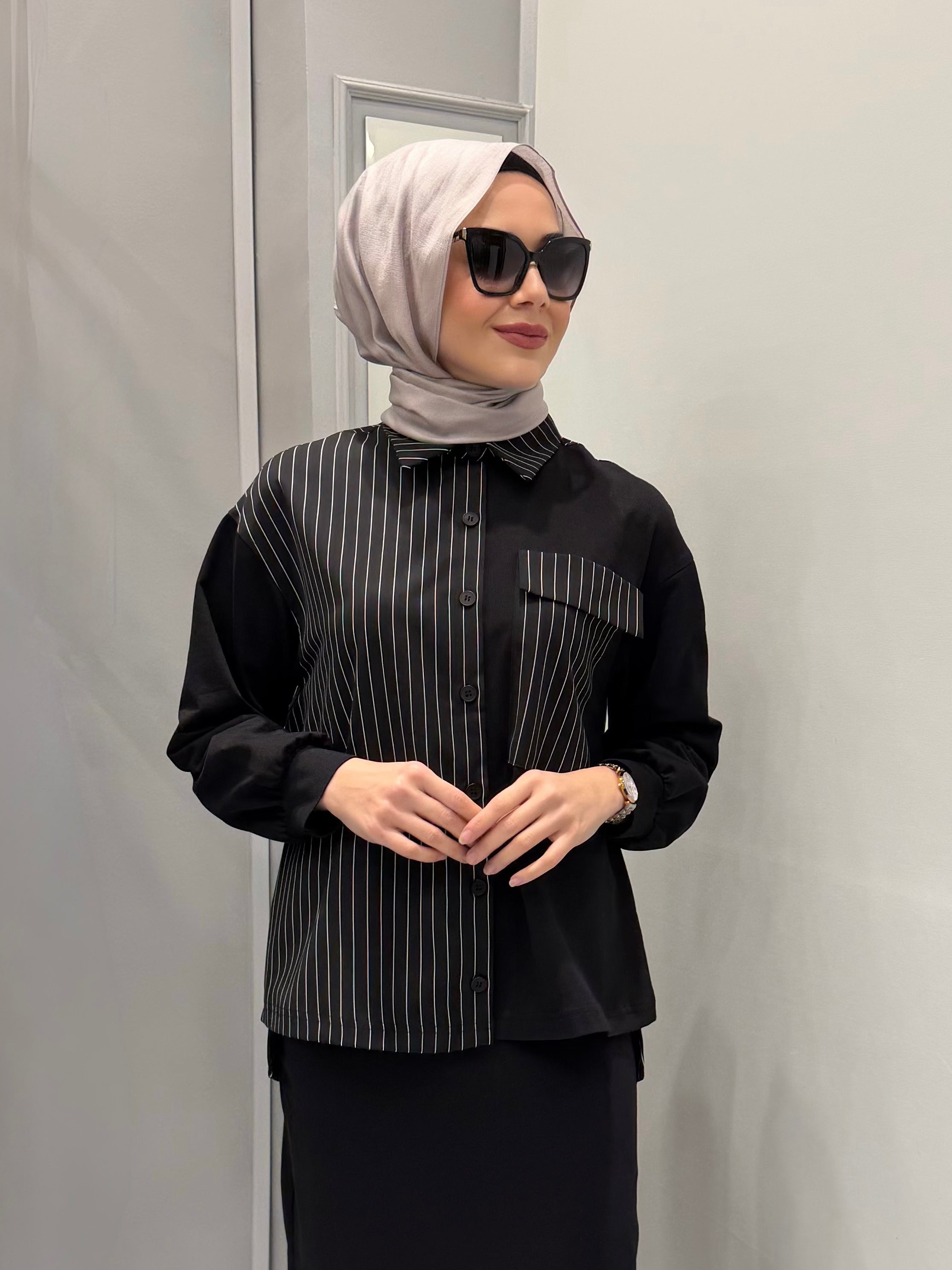 Nurcan Çetin Çizgili Detaylı Siyah Takım