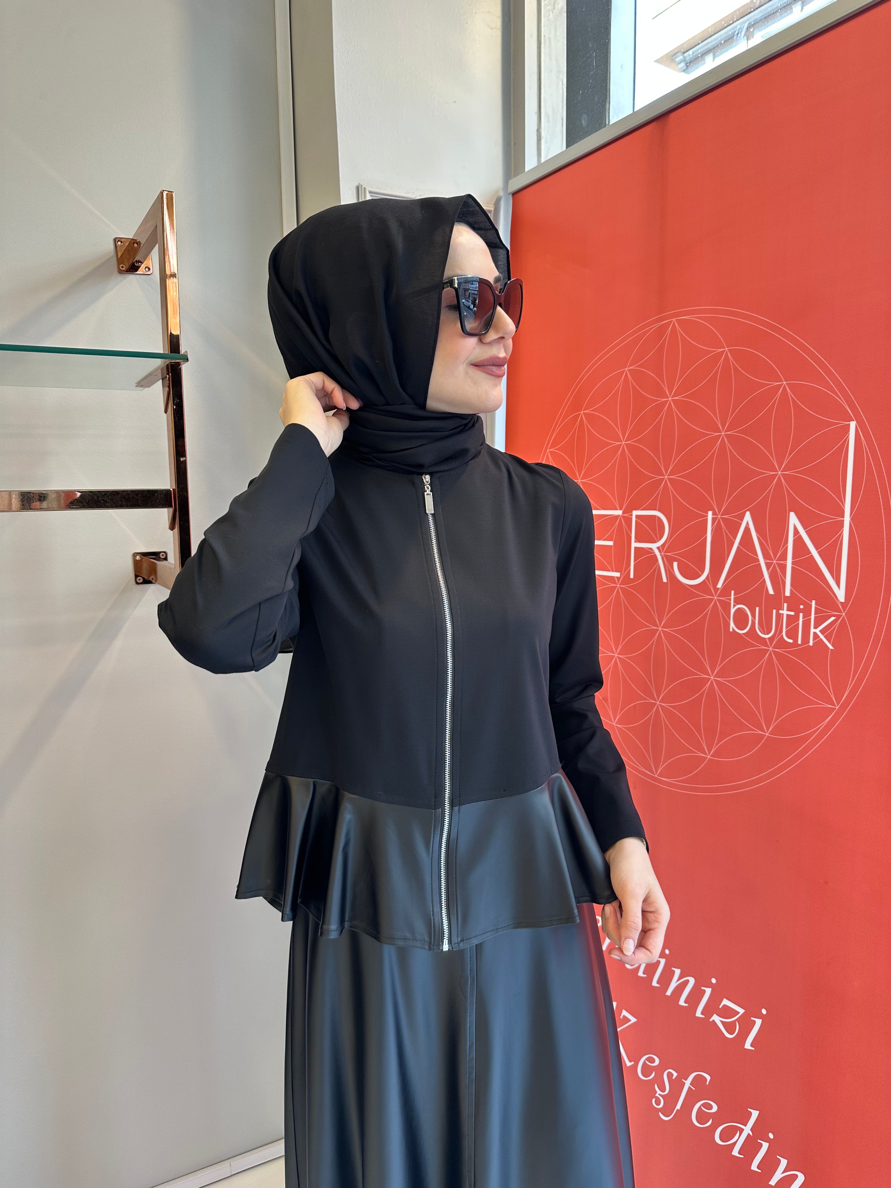 Deri Görünümlü Etekli Takım