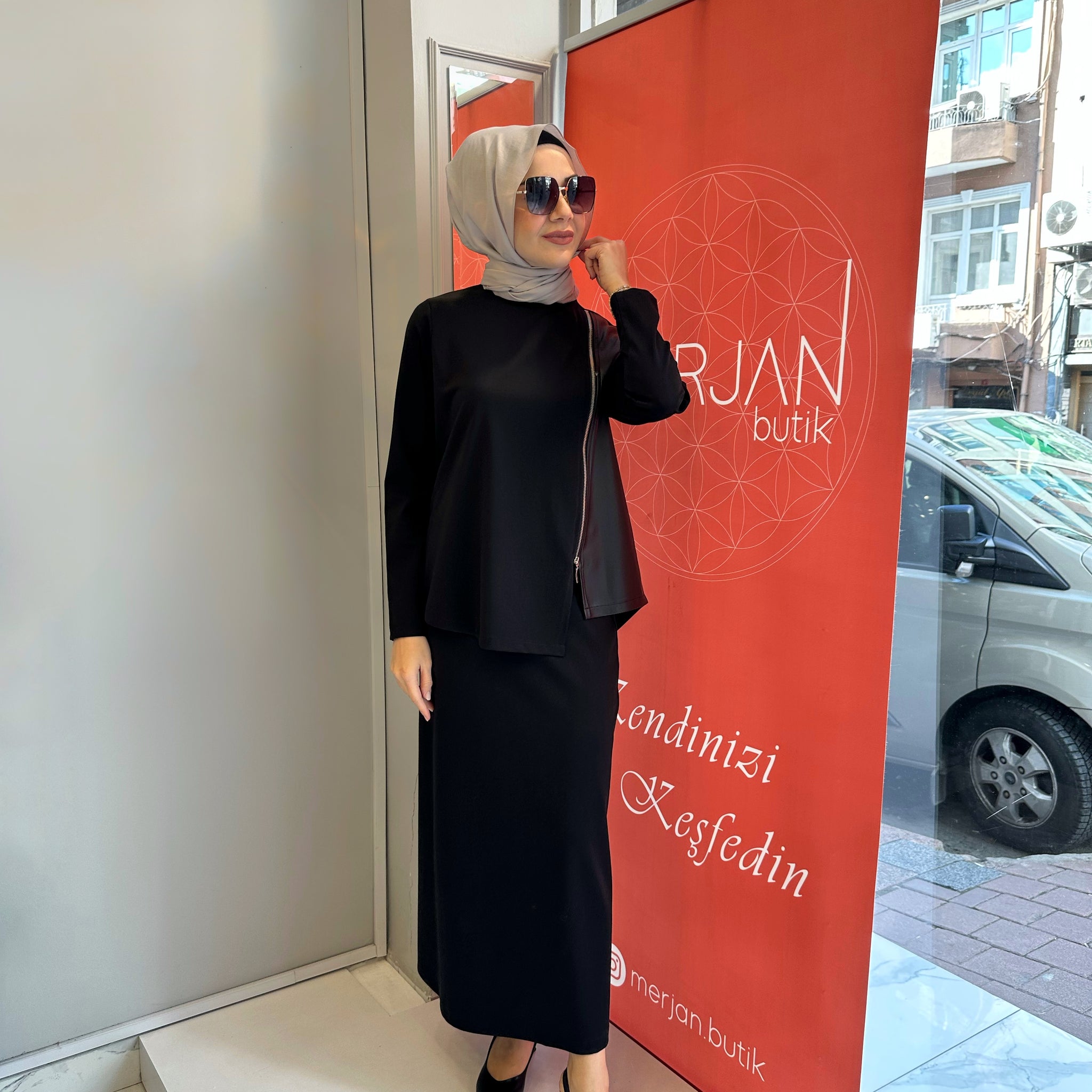 Nurcan Çetin Deri Ve Fermuar Detaylı Çelik Etekli Takım