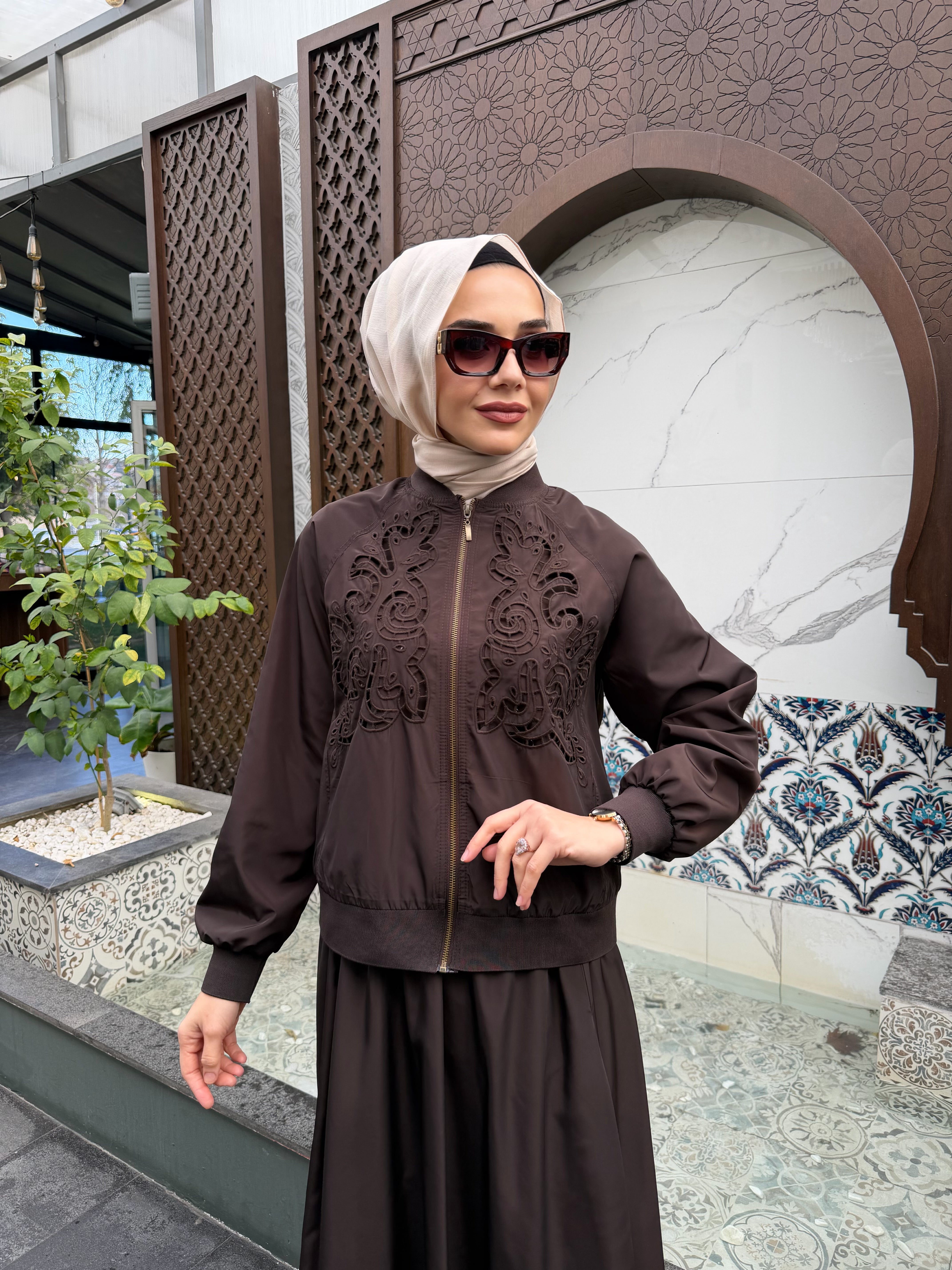 Kahverengi Etekli Takım